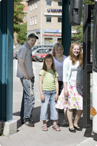 Resenärer kliver på bussen